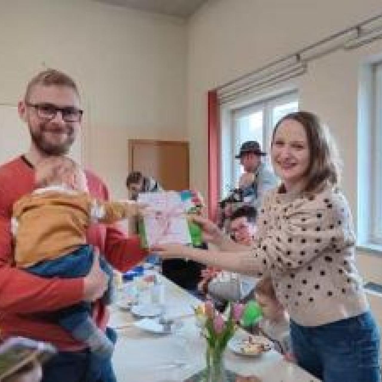 Bei der Lichtmessfeier verteilt die Bücherei  Buchgeschenke
